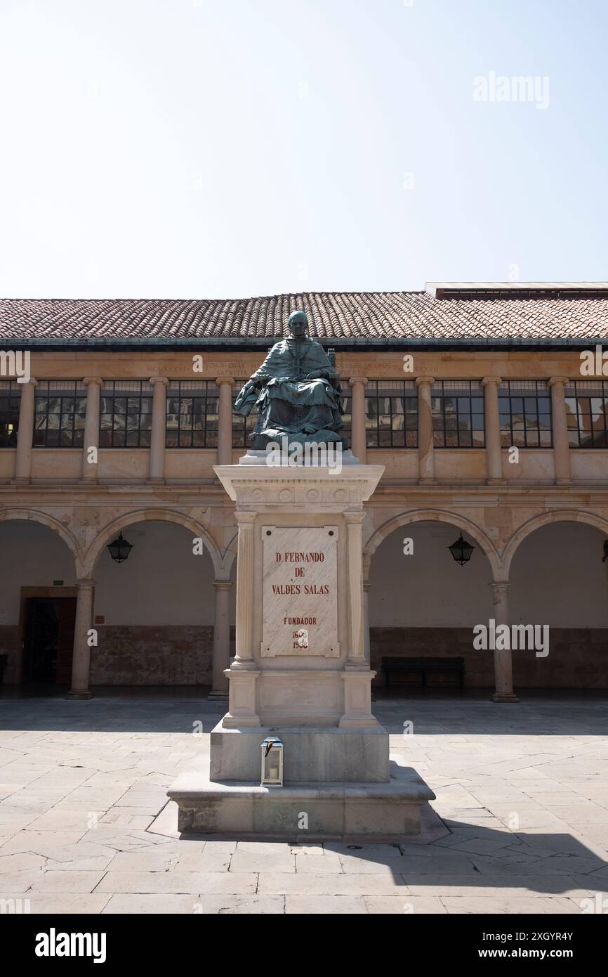 Cortile centrale e chiostro con statua di Fernando Valdés Salas (fondatore dell'Università di Oviedo), realizzata da Cipriano Folgueras nel 1908, in occasione del Foto Stock