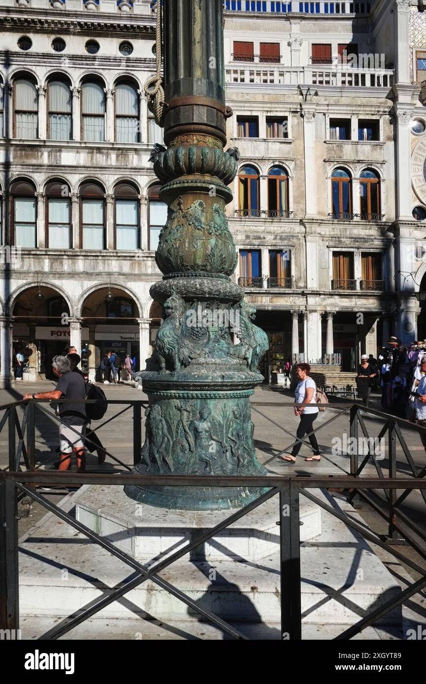 Basamento in bronzo ornato in altorilievo di Alessandro Leopardi, 1505 di uno dei tre flagpali in Piazza San Marco, Piazza San Marco Foto Stock