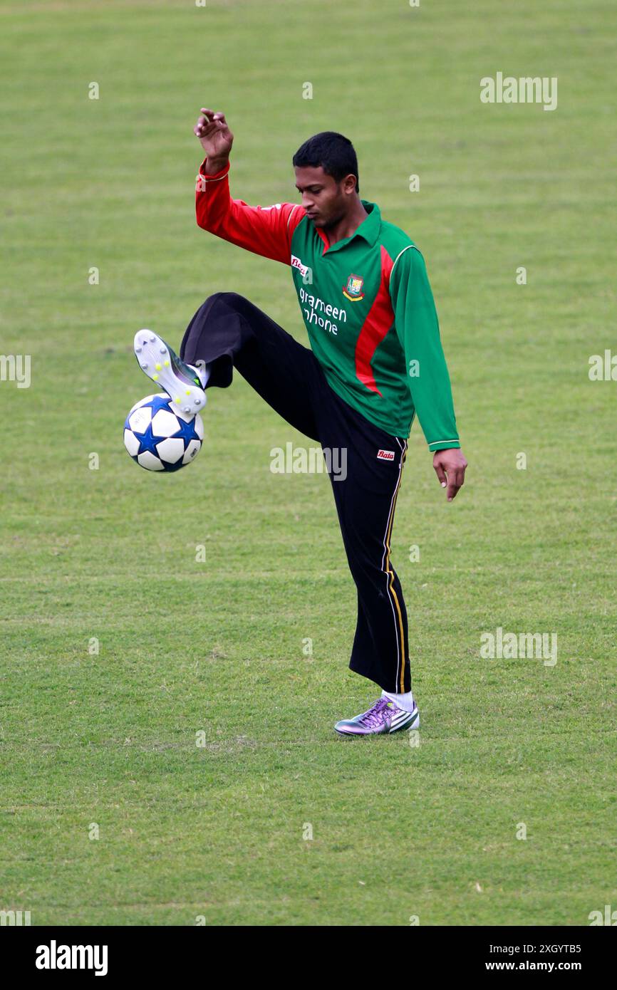 Il cricketer nazionale del Bangladesh Shakib al Hasan partecipa alle sessioni di allenamento allo Sher-e-Bangladesh National Cricket Stadium (SBNCS) davanti ai loro cinque ma TC Foto Stock