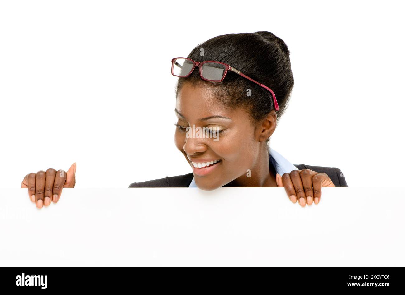 Lavoro, donna e volto con poster in studio per spazi pubblicitari, informazioni su di noi e mockup. Consulente africano, felice e vuoto Consiglio per Foto Stock