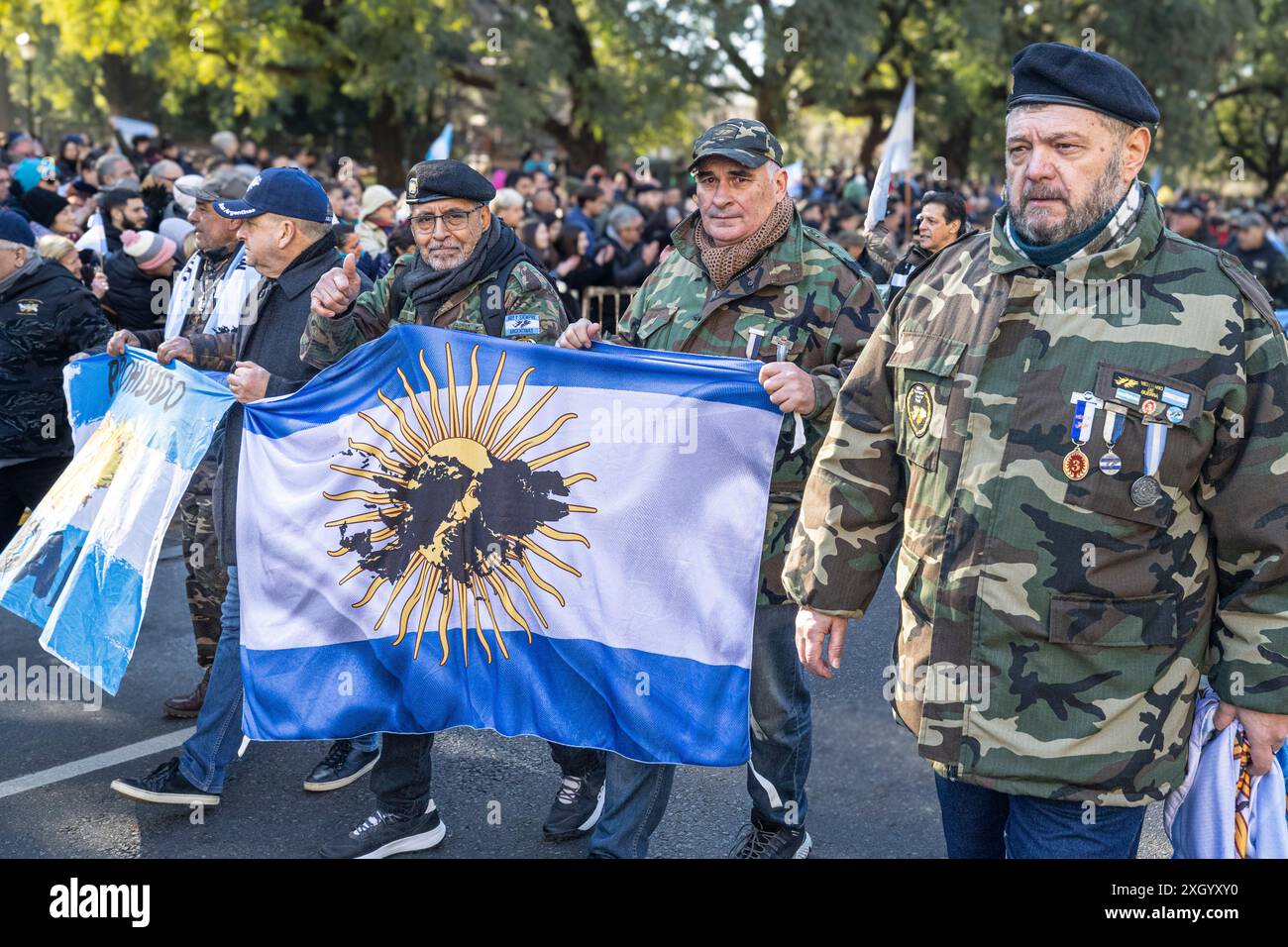 Buenos Aires, Argentina. 9 luglio 2024. Un gruppo di veterani di guerra delle Malvinas sfilano il giorno dell'indipendenza portando una bandiera argentina con l'immagine delle isole Malvinas al centro. Nella città di Buenos Aires, intorno alle 11:00, si svolse la parata del 9 luglio, giorno della dichiarazione di indipendenza della Repubblica Argentina. L'atto fu presieduto dal presidente Javier Milei, accompagnato dai suoi principali funzionari. A guidare la parata c'erano i veterani della guerra delle Malvinas. Credito: SOPA Images Limited/Alamy Live News Foto Stock