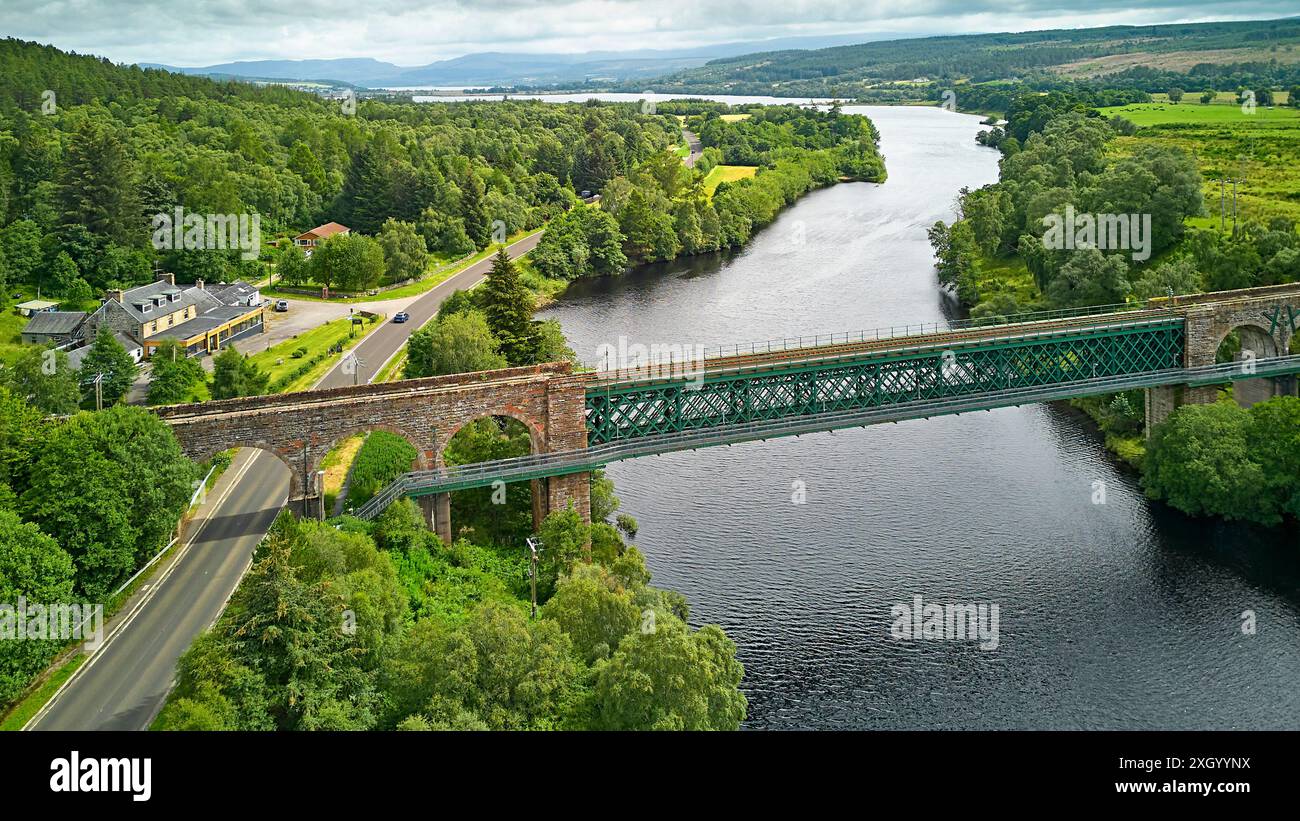 Invershin Sutherland Scotland hotel bunkhouse e il ponte ferroviario sulle acque del Kyle of Sutherland in estate Foto Stock