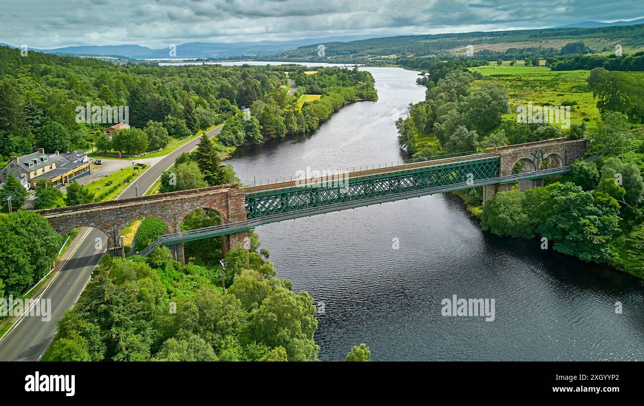 Invershin Sutherland Scotland hotel edificio bunkhouse e il ponte ferroviario sulle acque del Kyle of Sutherland in estate Foto Stock