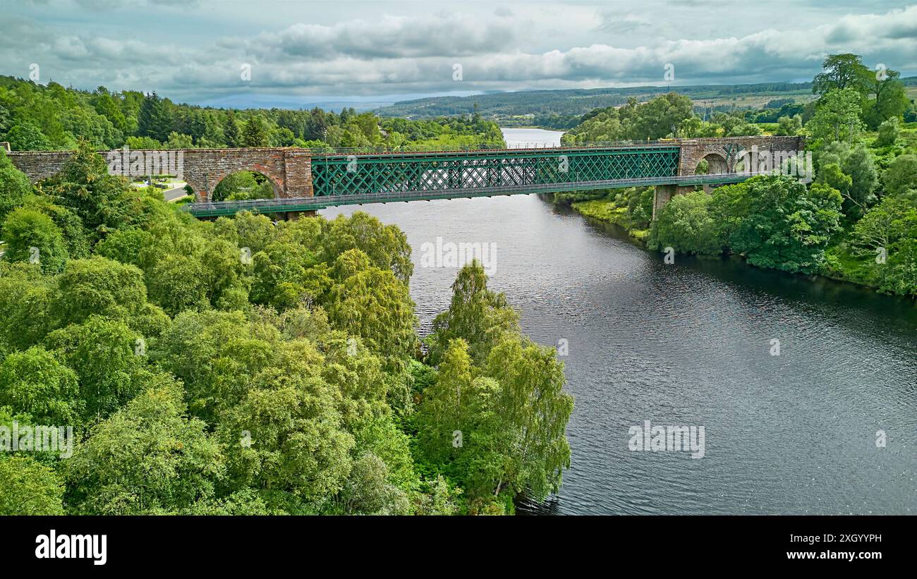 Invershin Sutherland, ponte ferroviario scozzese sulle acque del Kyle of Sutherland in estate Foto Stock
