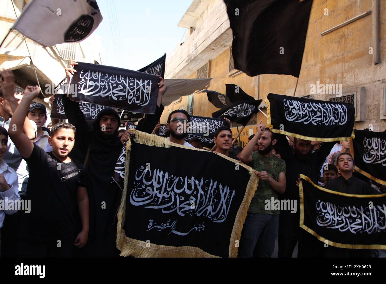 Le persone manifestano ad Aleppo a sostegno della creazione dello Stato islamico ad Aleppo, pur schierandosi con al-Nusra. Il fronte al-Nusra è un Foto Stock