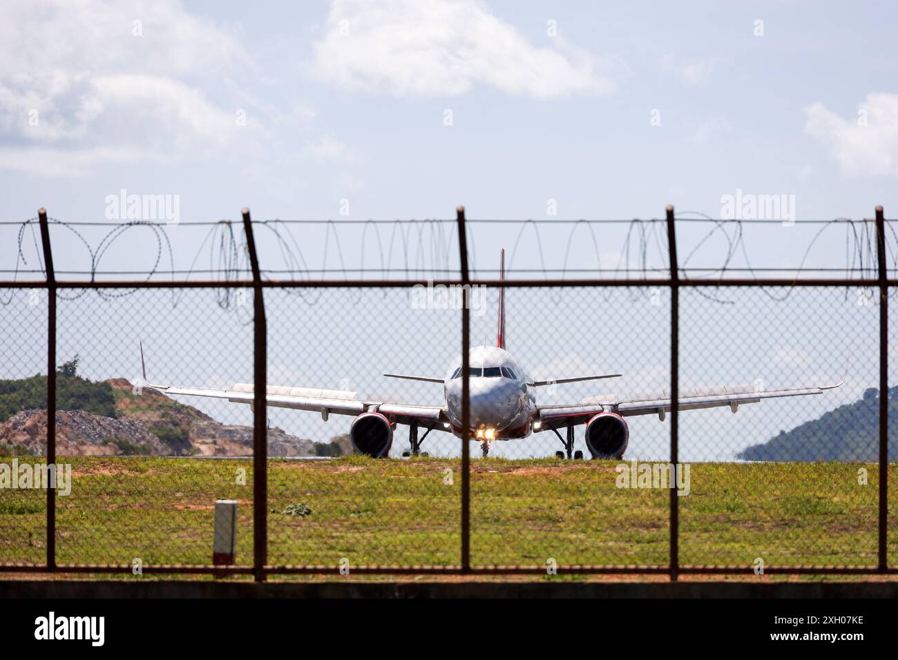 Aereo che atterra in aeroporto. Atterraggio aereo passeggeri, concetto di viaggio Foto Stock