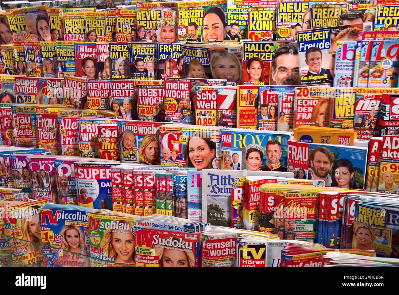 Yellow Press, Frauenzeitschriften. Eine Boulevardzeitung ist ein periodisch in hoher Auflage erscheinendes Druckerzeugnis, dem nur eingeschränkte Seriosität zugeschrieben wird. Die ersten Vertreter der Gattung waren nur auf der Strasse - im Boulevard - käuflich zu erhalten, nicht im Abonnement. Anknüpfend an die Boulevardzeitung Hat sich der Begriff Boulevardjournalismus etabliert, der heute eine eigene Gattung im Journalismus bezeichnet. Foto: Zahlreiche Print-Titel in einem begehbaren Zeitschriften-Kiosk, u.a. Freizeit Post, Freizeit Heute, Revue Heute, Freizeit Exklusiv, Illu der Woche, p. Foto Stock