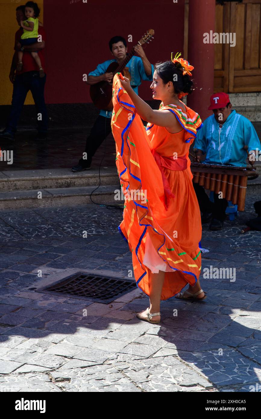 Granada, Nicaragua - 24 marzo 2019: Ballerina tradizionale si esibisce al festival di strada. Foto Stock