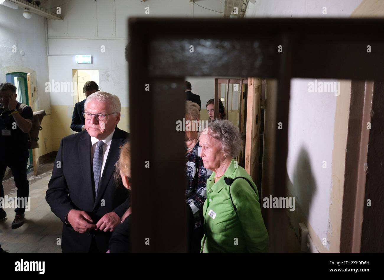 Stollberg, Germania. 11 luglio 2024. Il presidente federale Frank-Walter Steinmeier (l) si trova con testimoni contemporanei nell'ex carcere di Hoheneck. Nell'ex carcere femminile è stato aperto un monumento alle vittime della dittatura e della persecuzione. Il sito sarà aperto al pubblico da agosto 2024. Crediti: Sebastian Willnow/dpa/Alamy Live News Foto Stock