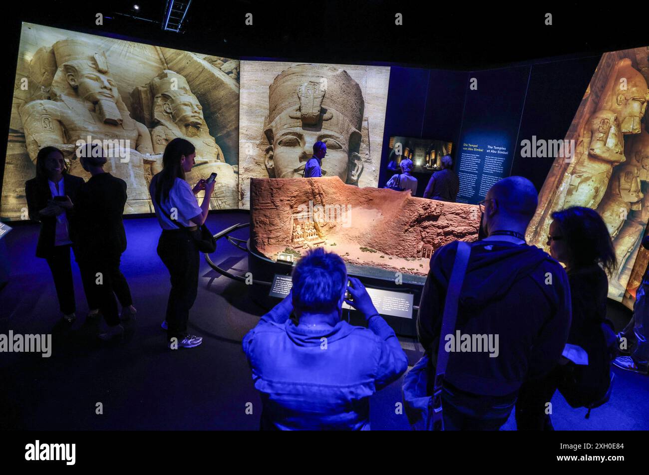 Colonia, Germania. 11 luglio 2024. I visitatori possono ammirare un modello del tempio di Abu Simbel nell'Ulisse. La mostra "Ramses & the Gold of the Pharaohs" è visibile a Colonia dal 13 giugno 2024. Il fulcro è il vero sarcofago di Ramsete II. Tutti gli oggetti provengono da musei e siti storici in Egitto. Crediti: Oliver Berg/dpa/Alamy Live News Foto Stock