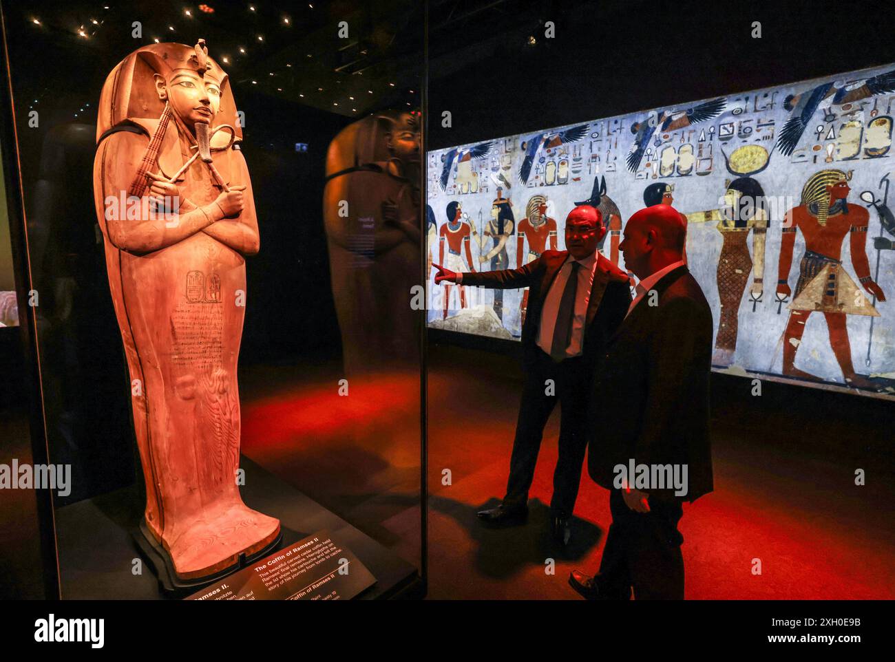 Colonia, Germania. 11 luglio 2024. Il sarcofago di Ramsete II si trova in una vetrina nell'Odisseo. La mostra "Ramses & the Gold of the Pharaohs" è visibile a Colonia dal 13 giugno 2024. Il fulcro è il vero sarcofago di Ramsete II. Tutti gli oggetti provengono da musei e siti storici in Egitto. Crediti: Oliver Berg/dpa/Alamy Live News Foto Stock