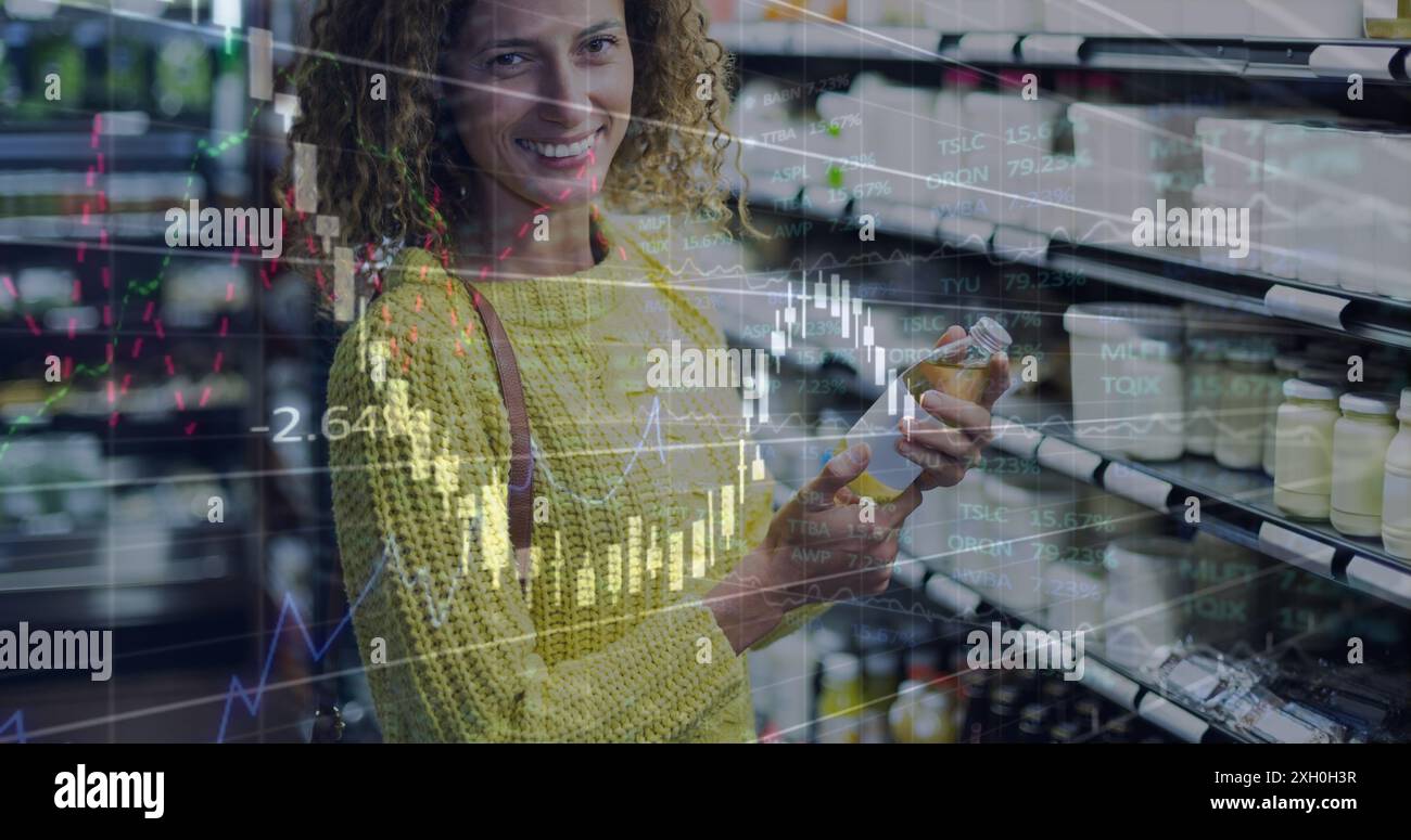 Immagine dell'elaborazione dei dati su una donna caucasica felice in negozio. Concetto globale di business, shopping e interfaccia digitale immagine generata digitalmente. Foto Stock