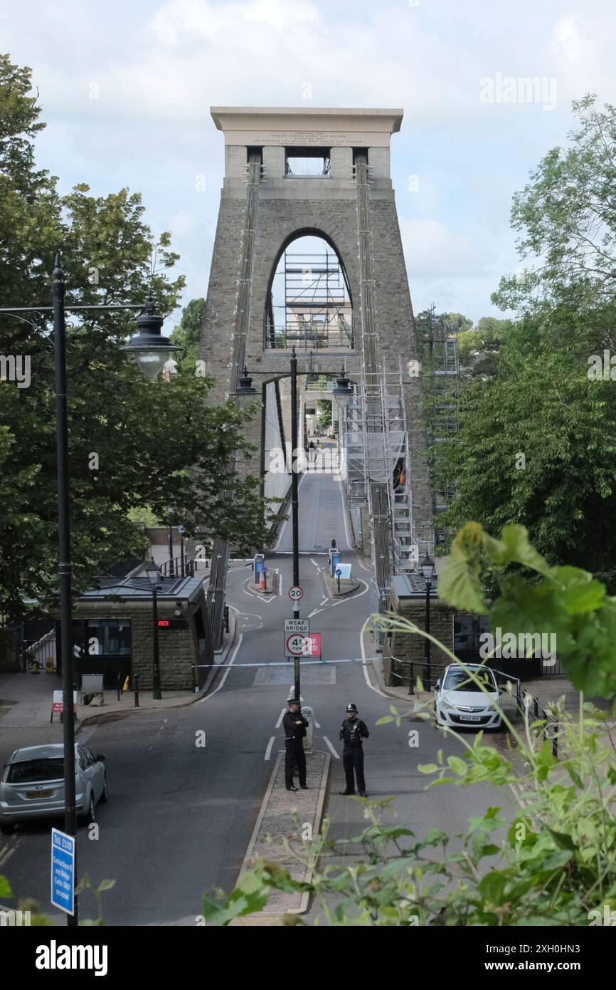 Bristol, Regno Unito. 11 luglio 2024. Un incidente della polizia ha chiuso il famoso ponte sospeso di Clifton a Bristol. La polizia ha chiuso il ponte a pedoni e auto in entrambe le direzioni. Si aspettano di tenere il ponte chiuso tutto il giorno. Una tenda incidente è stata eretta sul lato Somerset del ponte. Crediti: JMF News/Alamy Live News Foto Stock