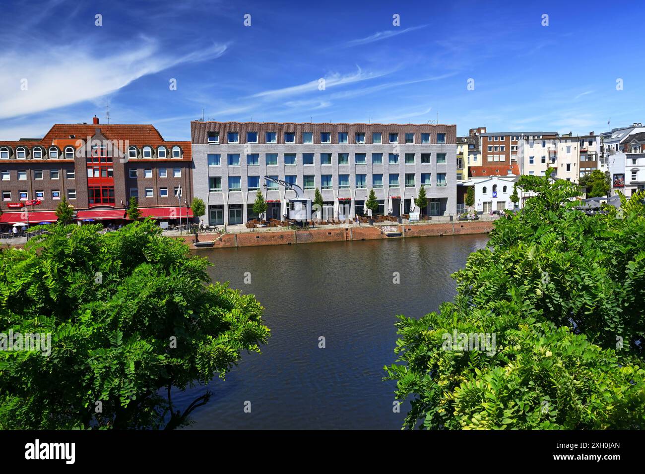 Historischer Hafenkran und Neubau an der Serrahnstraße a Bergedorf, Amburgo, Deutschland *** storica gru portuale e nuovo edificio a Serrahnstraße a Bergedorf, Amburgo, Germania Foto Stock