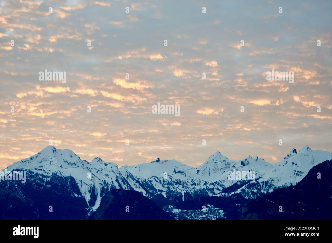 cabina, vacanze sulla neve, vacanze invernali nella foresta di alberi isolate Foto Stock
