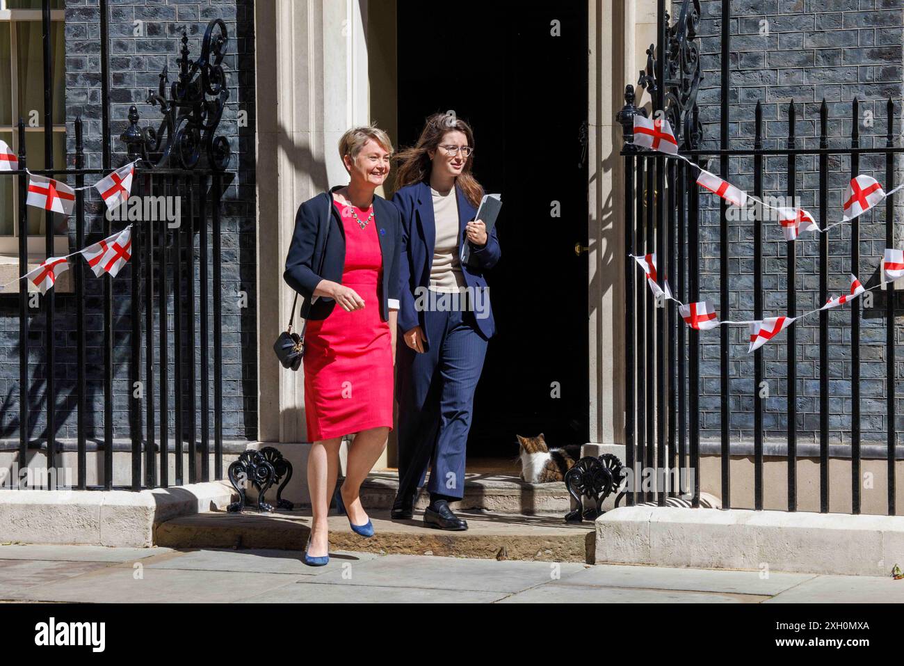 Londra, Regno Unito. 11 luglio 2024. La segretaria di casa, Yvette Cooper, lascia il numero 10 di Downing Street. Passa Larry il gatto alla porta. Crediti: Karl Black/Alamy Live News Foto Stock