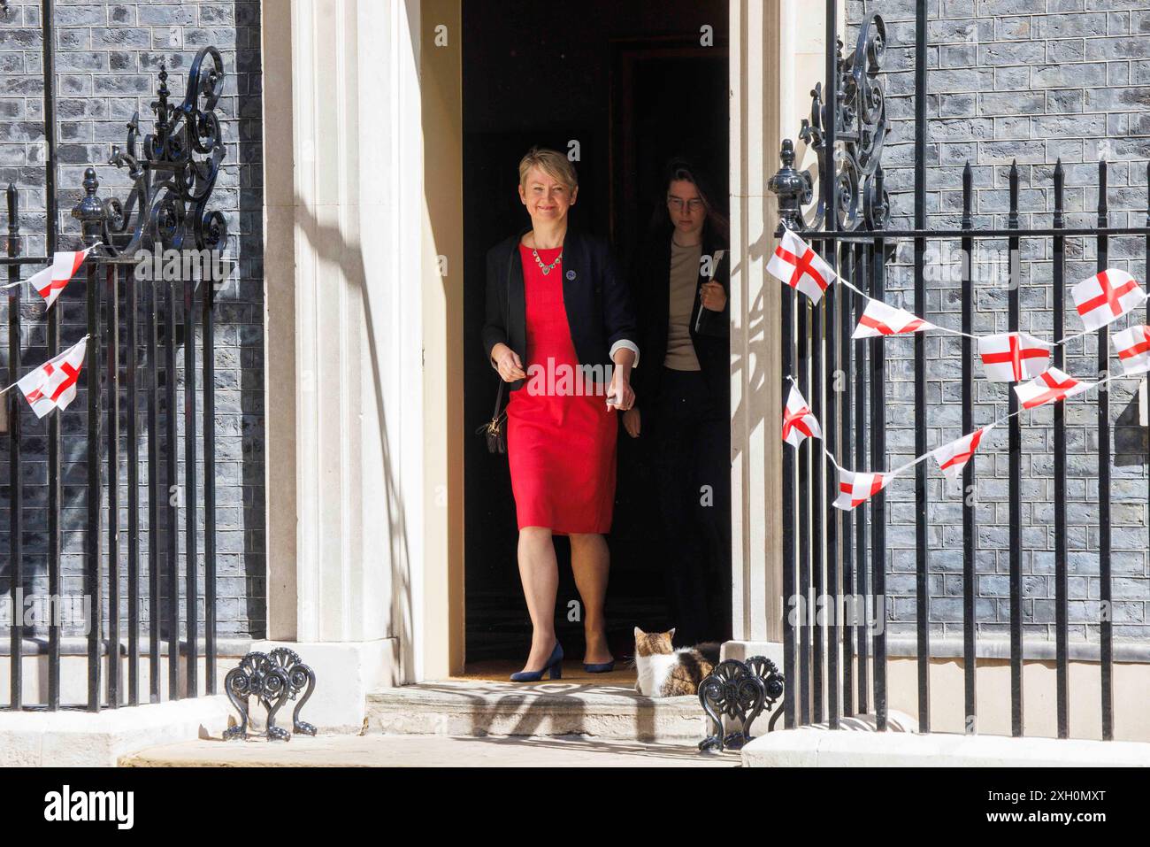 Londra, Regno Unito. 11 luglio 2024. La segretaria di casa, Yvette Cooper, lascia il numero 10 di Downing Street. Passa Larry il gatto alla porta. Crediti: Karl Black/Alamy Live News Foto Stock
