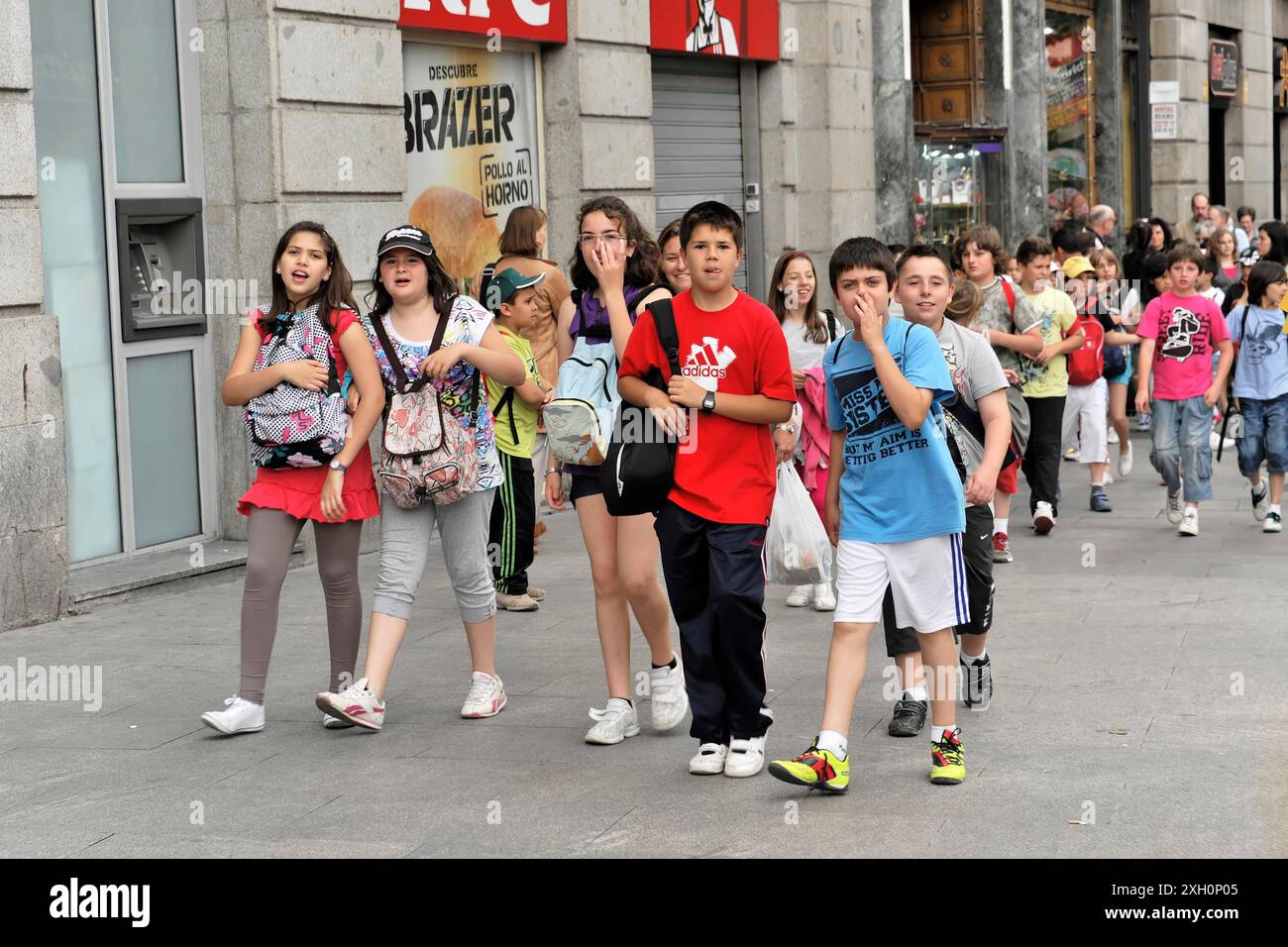 Madrid, Spagna, Europa, gruppo di bambini che camminano in città, umore allegro Foto Stock