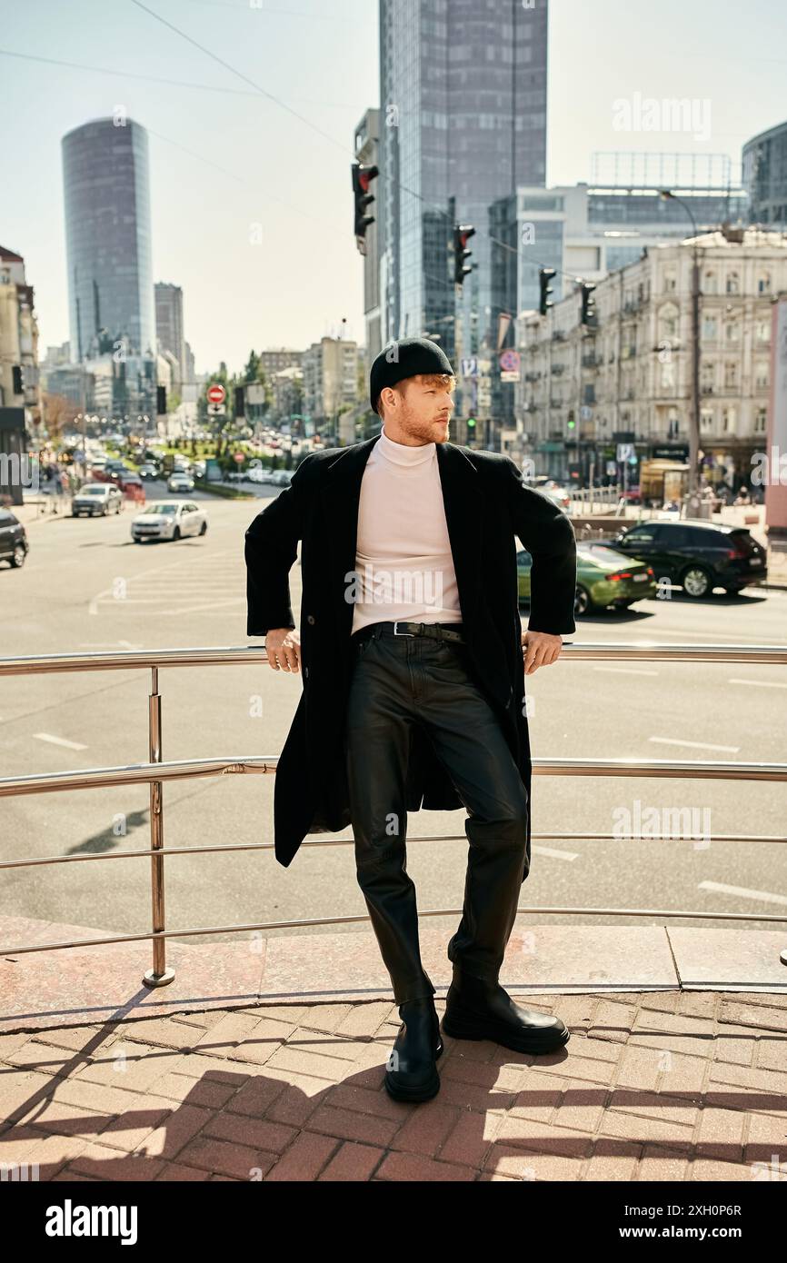 Un giovane uomo elegante con i capelli rossi, vestito impeccabilmente, che cammina lungo un marciapiede della città. Foto Stock