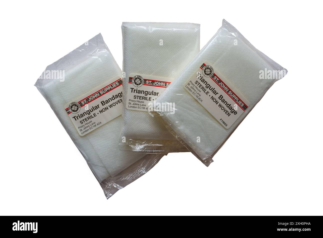 Materiali di consumo St John in tessuto non tessuto sterili per bende triangolari isolati su sfondo bianco Foto Stock