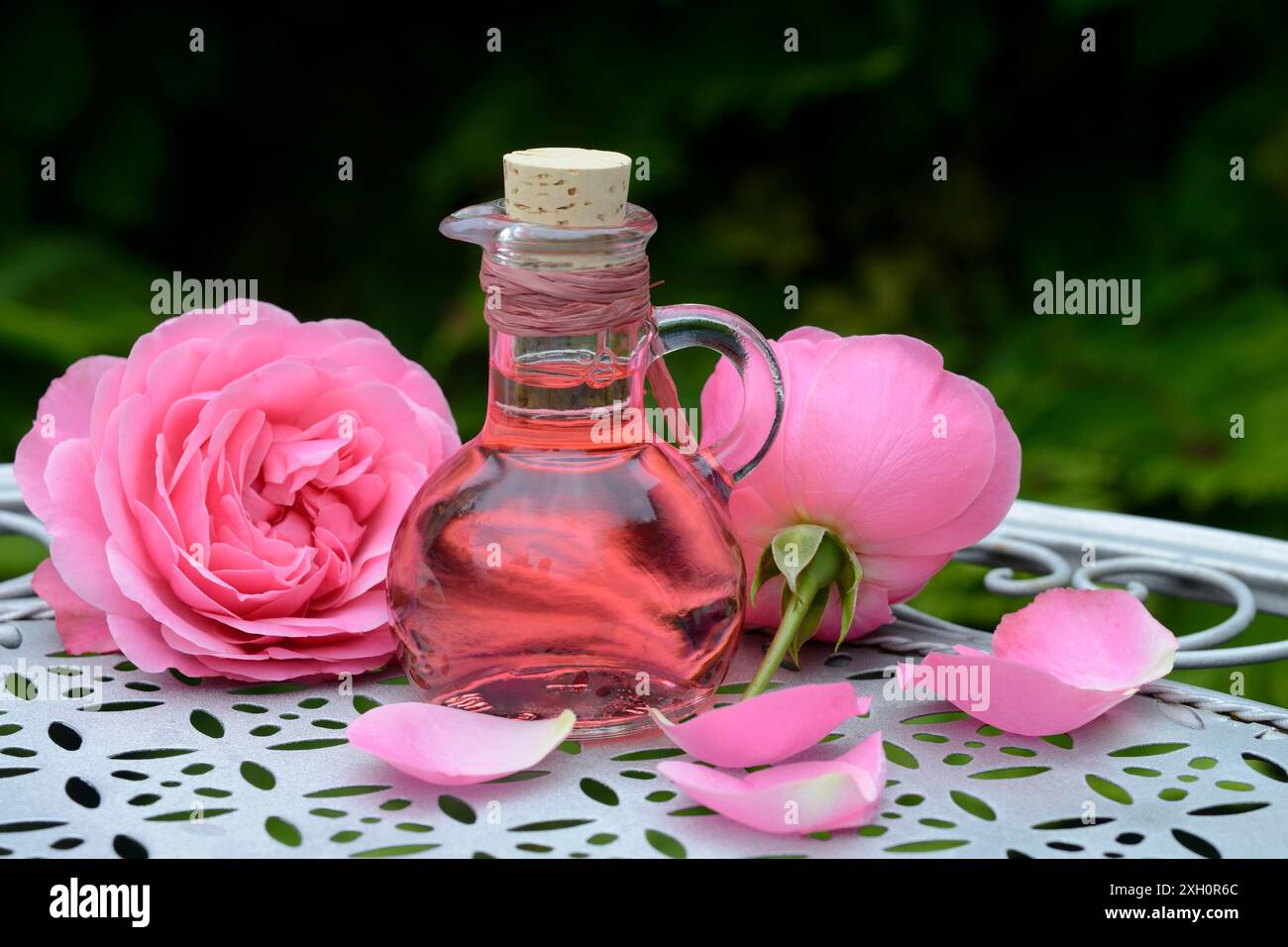 Bagno in schiuma di fiori di rosa e fiori di rosa, benessere Foto Stock