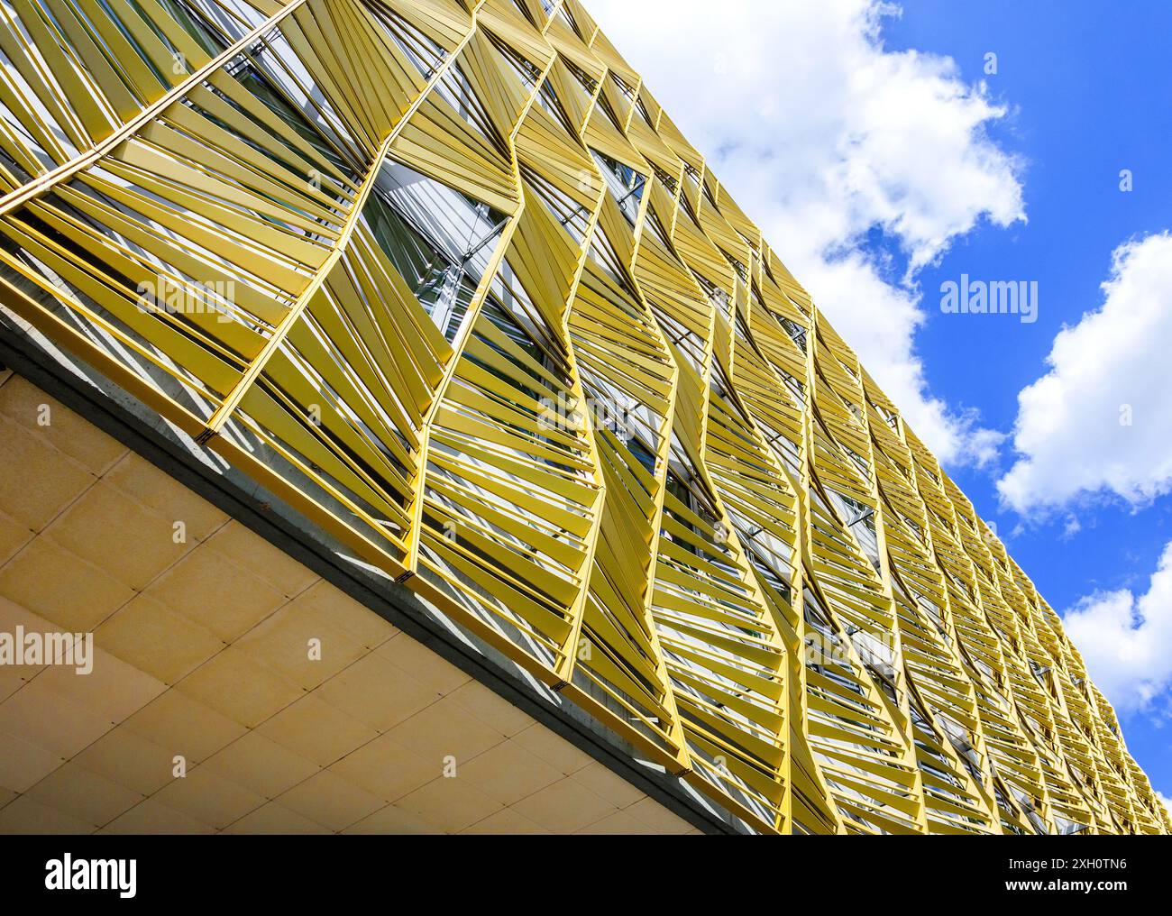 Parete di copertura della fascia in metallo anodizzato astratto e moderno - Montreuil 93100, Senna-Saint-Denis, Francia. Foto Stock