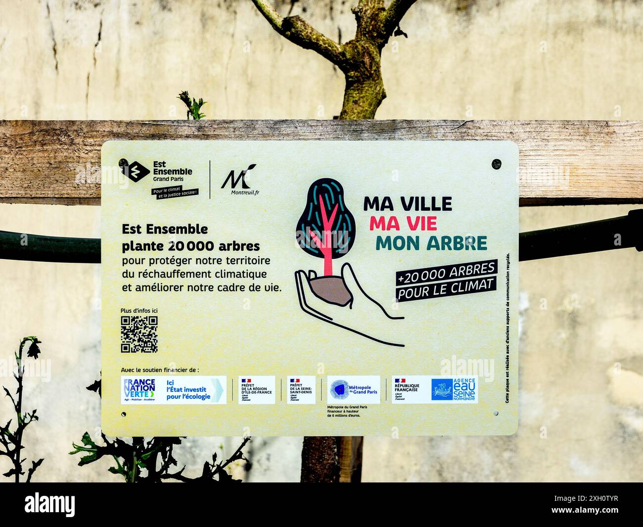 "Ma ville, ma vie, mon arbre" (la mia città, la mia vita, il mio albero) nota accanto alla piantagione di alberi nelle strade di Montreuil 93100, Seine-Saint-Denis, Francia. Foto Stock