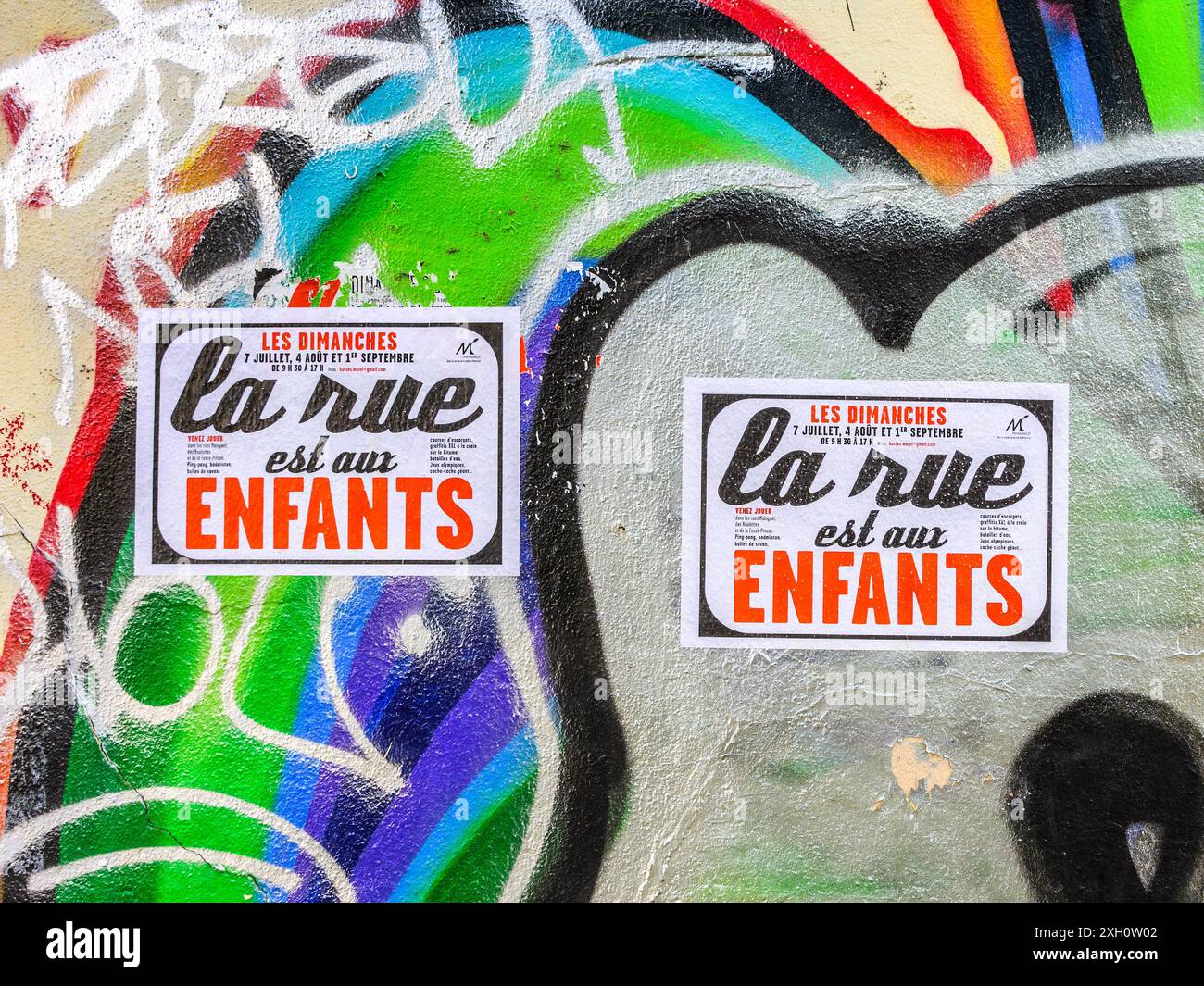 Cartelloni che annunciano "la rue est aux enfants" (la strada è per i bambini) per alcune domeniche a Montreuil 93100, Senna-Saint-Denis, Francia. Foto Stock