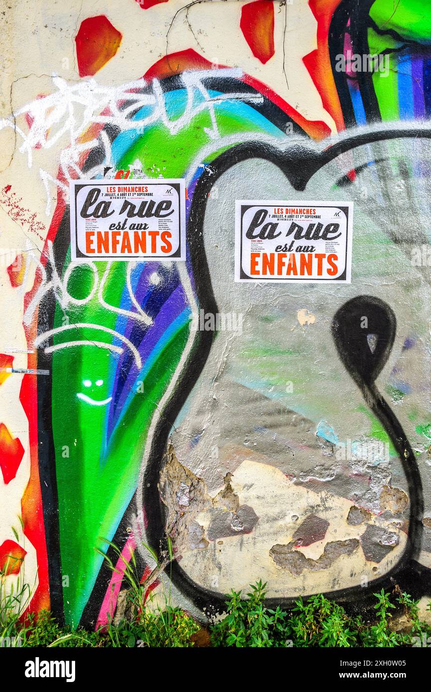 Cartelloni che annunciano "la rue est aux enfants" (la strada è per i bambini) per alcune domeniche a Montreuil 93100, Senna-Saint-Denis, Francia. Foto Stock