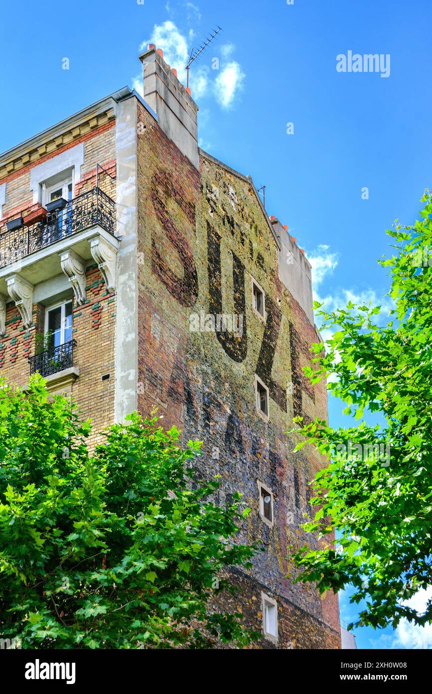 Sbiadito grande e dipinto vecchio spot per l'aperitivo francese "Suze" in un edificio a Montreuil, 93100, Francia. Foto Stock