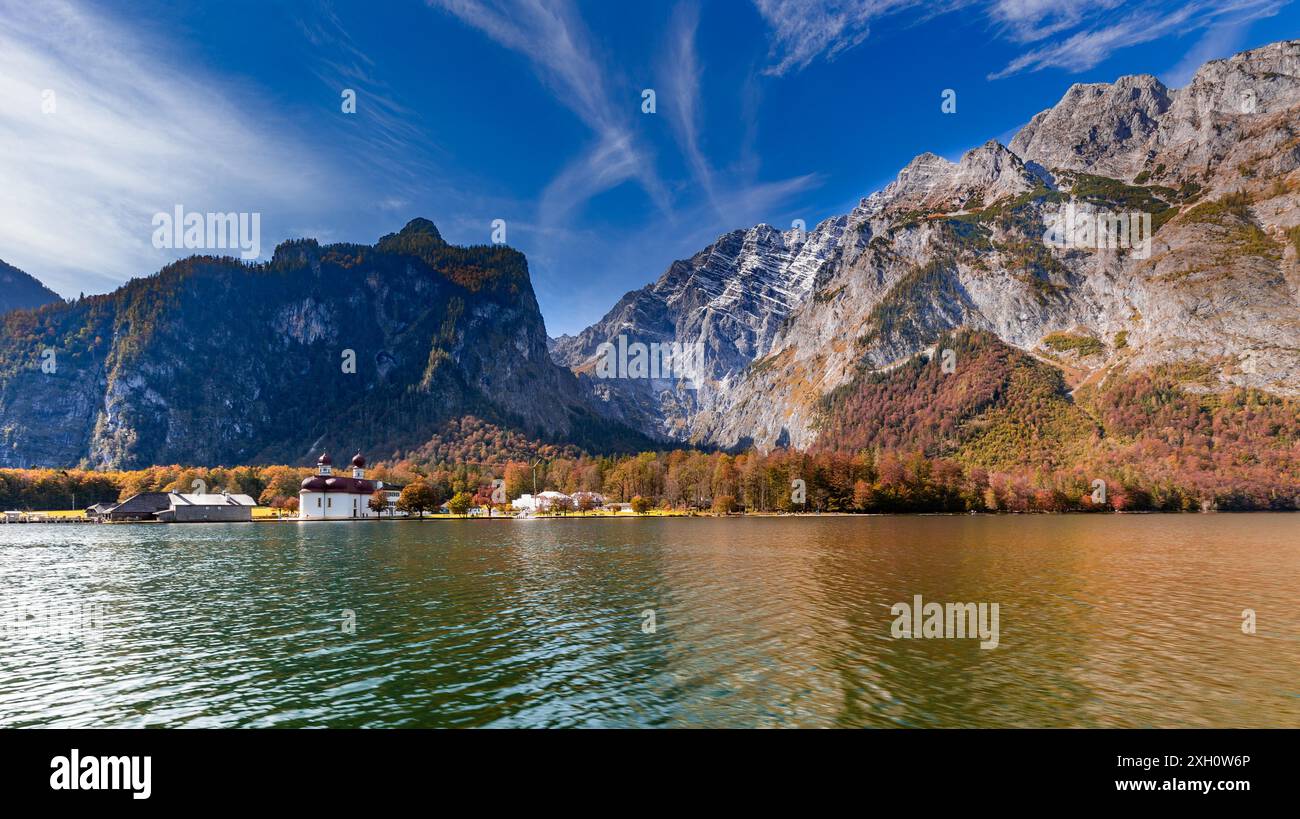 Chiesa di pellegrinaggio di St. Bartholomae sulla penisola di Hirschau nel Koenigssee nella Terra di Berchtesgadener, Baviera, Germania Foto Stock