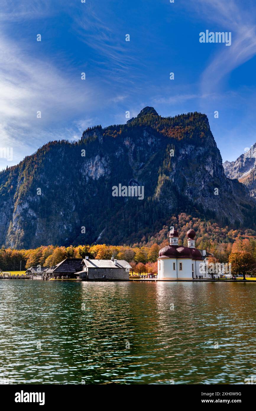 Chiesa di pellegrinaggio di St. Bartholomae sulla penisola di Hirschau nel Koenigssee nella Terra di Berchtesgadener, Baviera, Germania Foto Stock