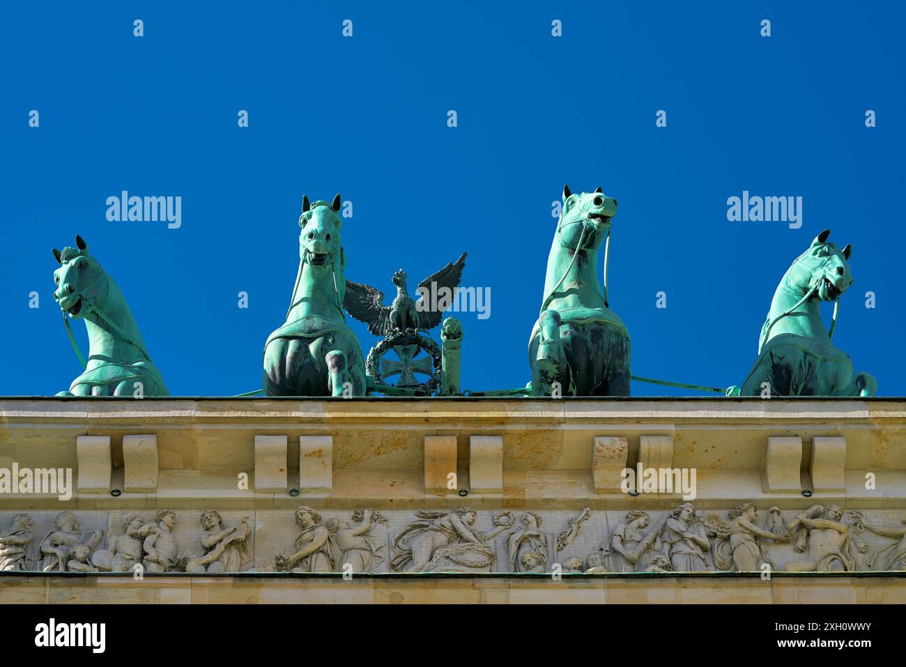 Quadriga alla porta di Brandeburgo a Berlino vista dal basso sotto un cielo senza nuvole Foto Stock