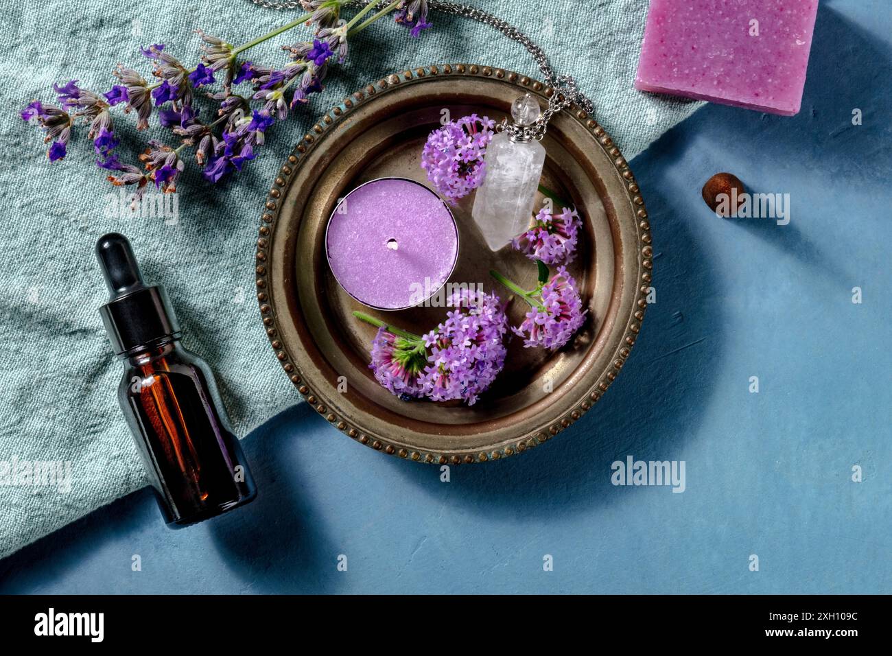 Prodotti per aromaterapia, scattati dall'alto con un posto per il testo. Olio essenziale, candela profumata, cono di incenso e sapone aromatico, infuso di vervain Foto Stock