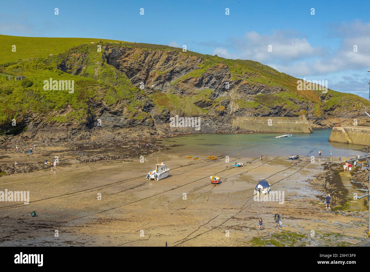 Port Isaac idilliaco e pittoresco villaggio di pescatori della Cornovaglia nel 1400 reso popolare dalla serie TV Doc Martin con Martin Clunes, Cornovaglia Inghilterra Regno Unito Foto Stock