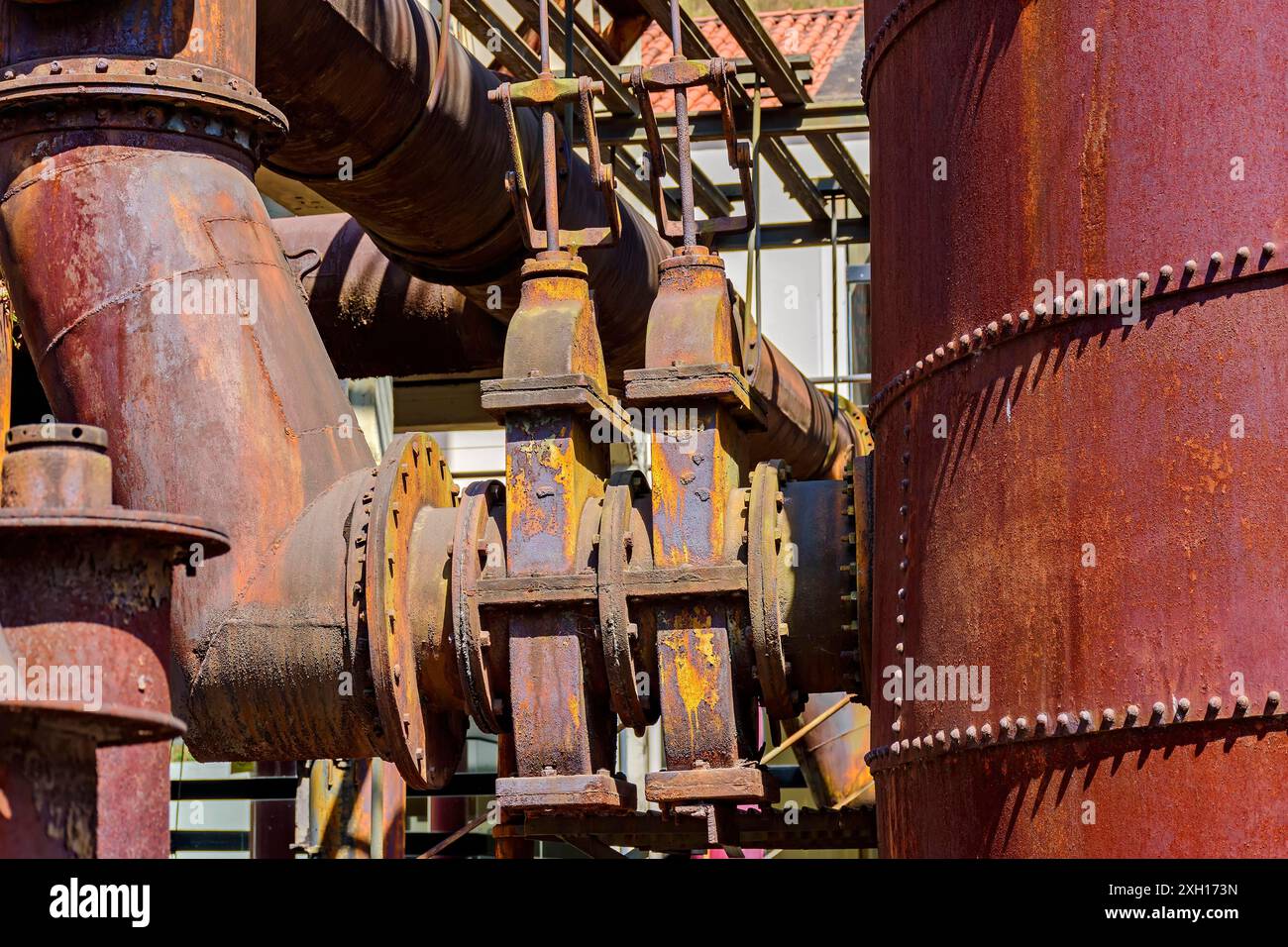 Ingranaggi e tubi corrosi e arrugginiti di vecchi macchinari per la lavorazione del minerale di ferro abbandonati a Minas Gerais, Brasile Foto Stock