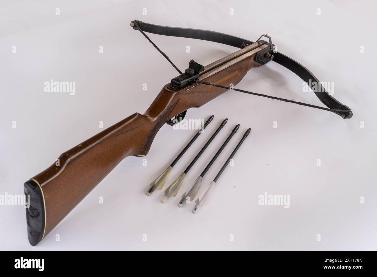 Fotografie di studio di una balestra con bulloni Foto Stock