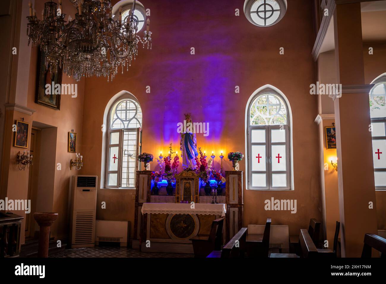 Chiesa cattolica nel distretto di Kadikoy sul lato asiatico di Istanbul, Turchia Foto Stock