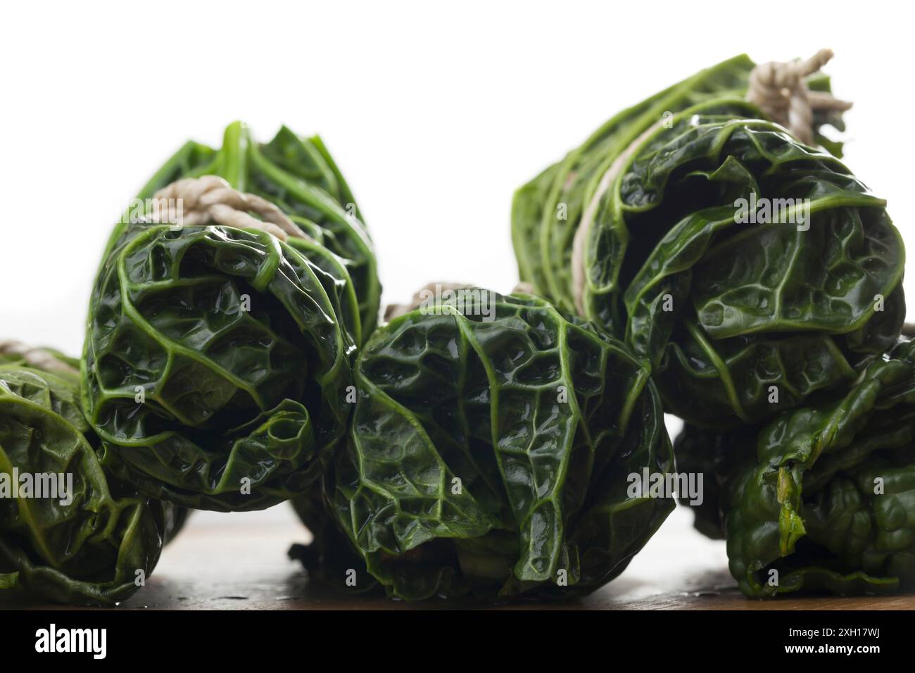Rotoli di cavolo crudo su legno Foto Stock