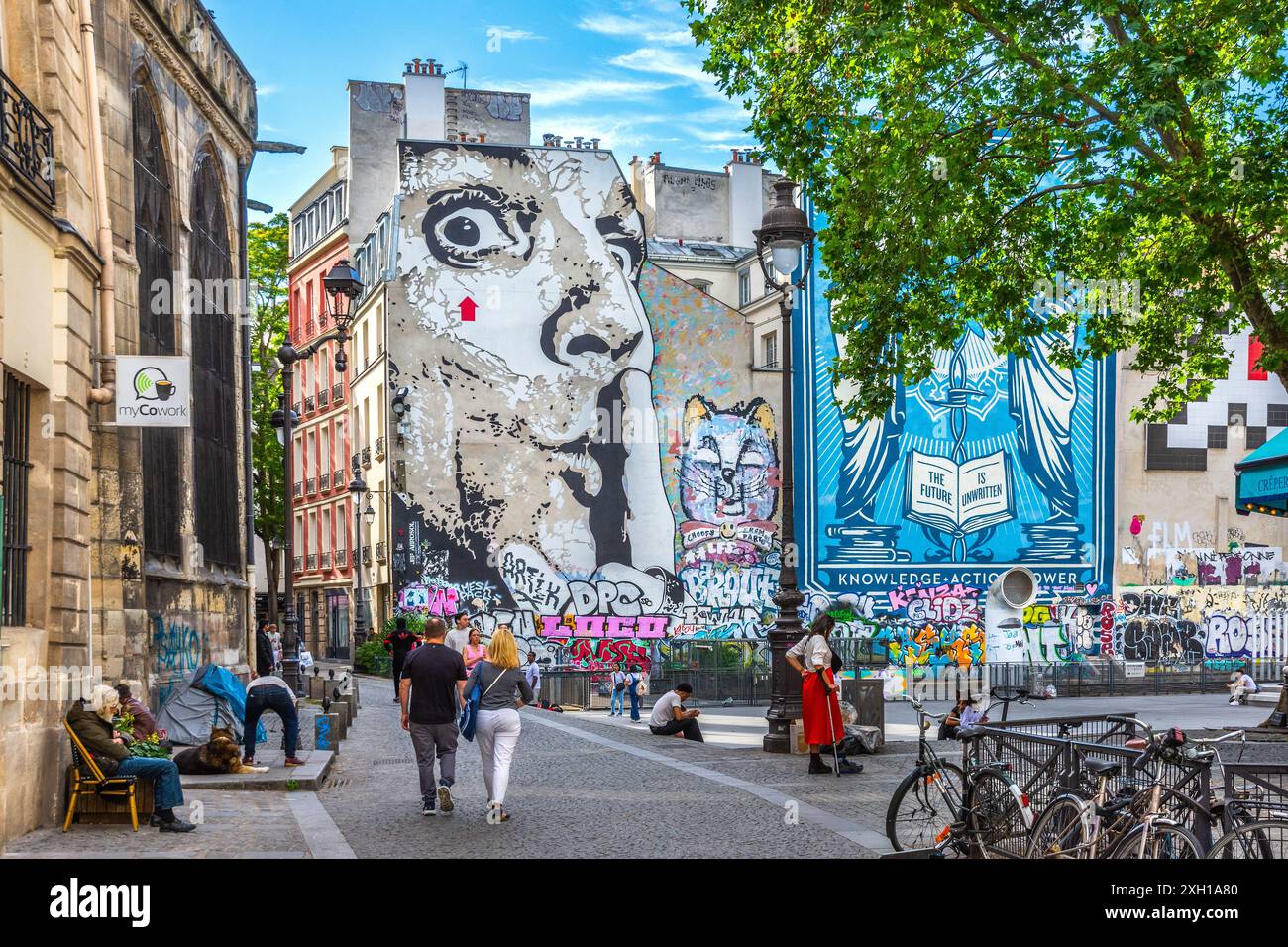 Grandi murales di Street art con vista su Fontaine Stravinsky, Parigi 75004, Francve. Foto Stock