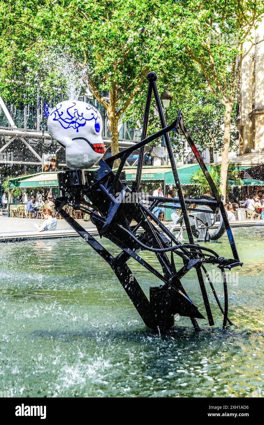 L'installazione 'Fontaine Stavinsky' presenta sculture moderne colorate e cinetiche di Niki de Saint Phalle e Tinguely - Parigi 75004, Francia. Foto Stock