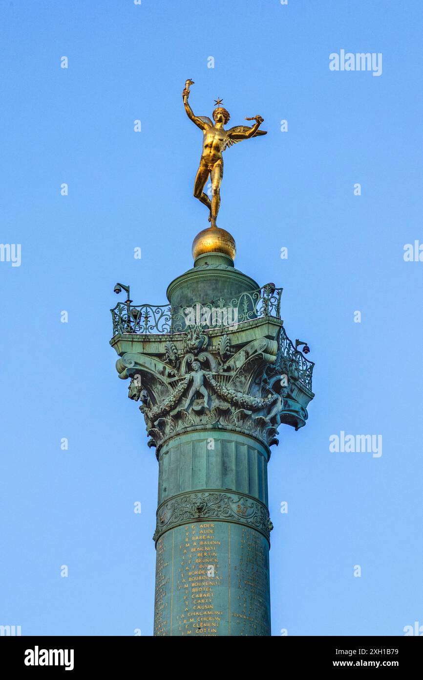 Génie de la Liberté in cima alle colonne de Juilette (colonna di luglio) alte 47 metri in Place de la Bastille, Parigi 75004, Francia. Foto Stock