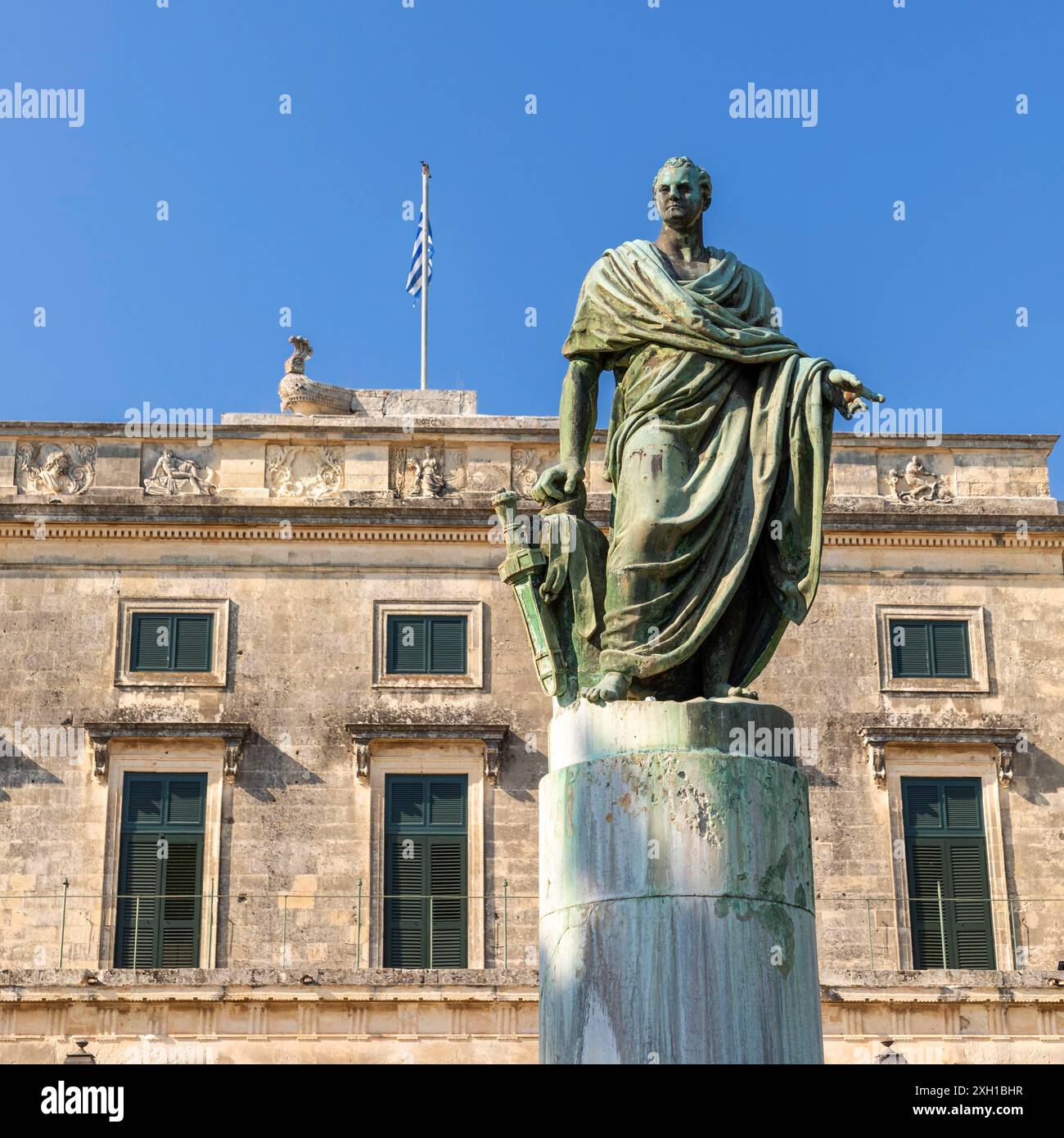 Statua di fronte al Palazzo del Governatore a Kerkyra, Corfù Foto Stock