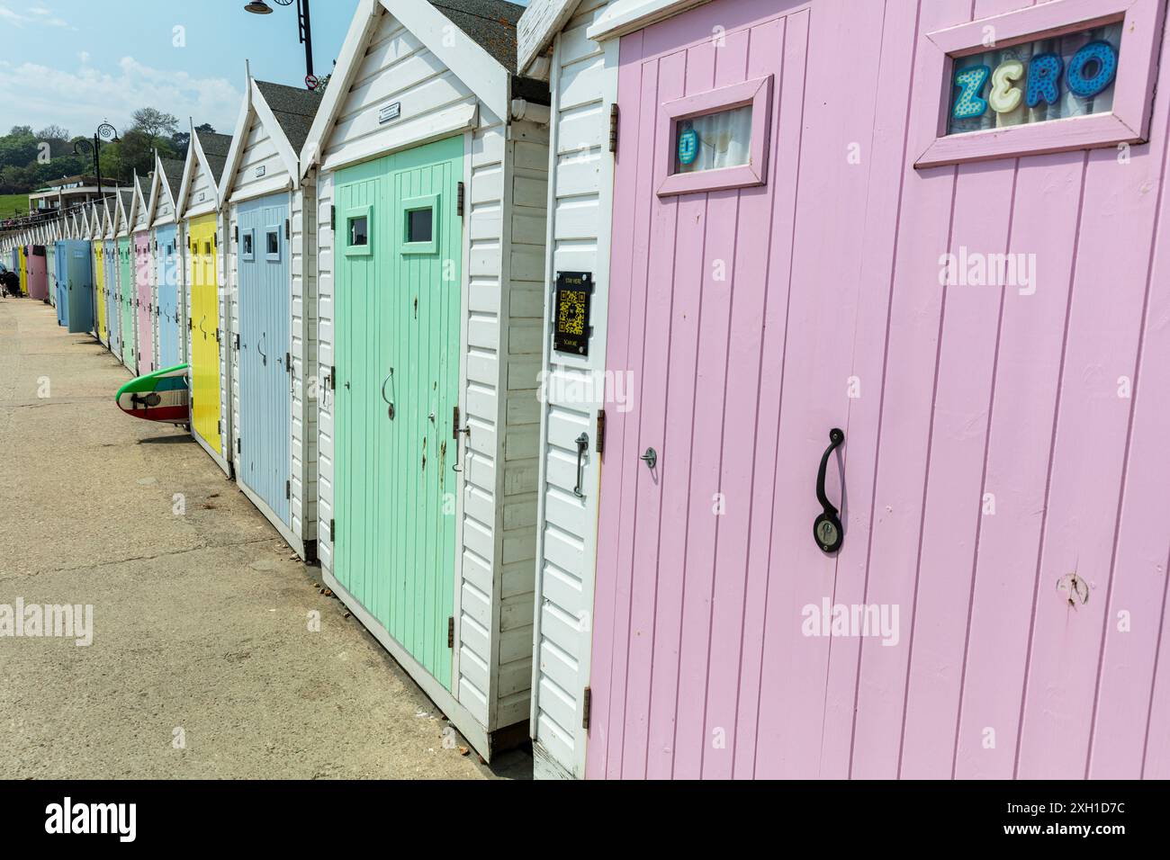 Lyme Regis Seafront, Lyme Regis Beach Huts, chalets, Dorset, Regno Unito, Inghilterra, Dorset, passeggiata di Lyme Regis, costa, costa, lungomare, estate, spiaggia, Foto Stock