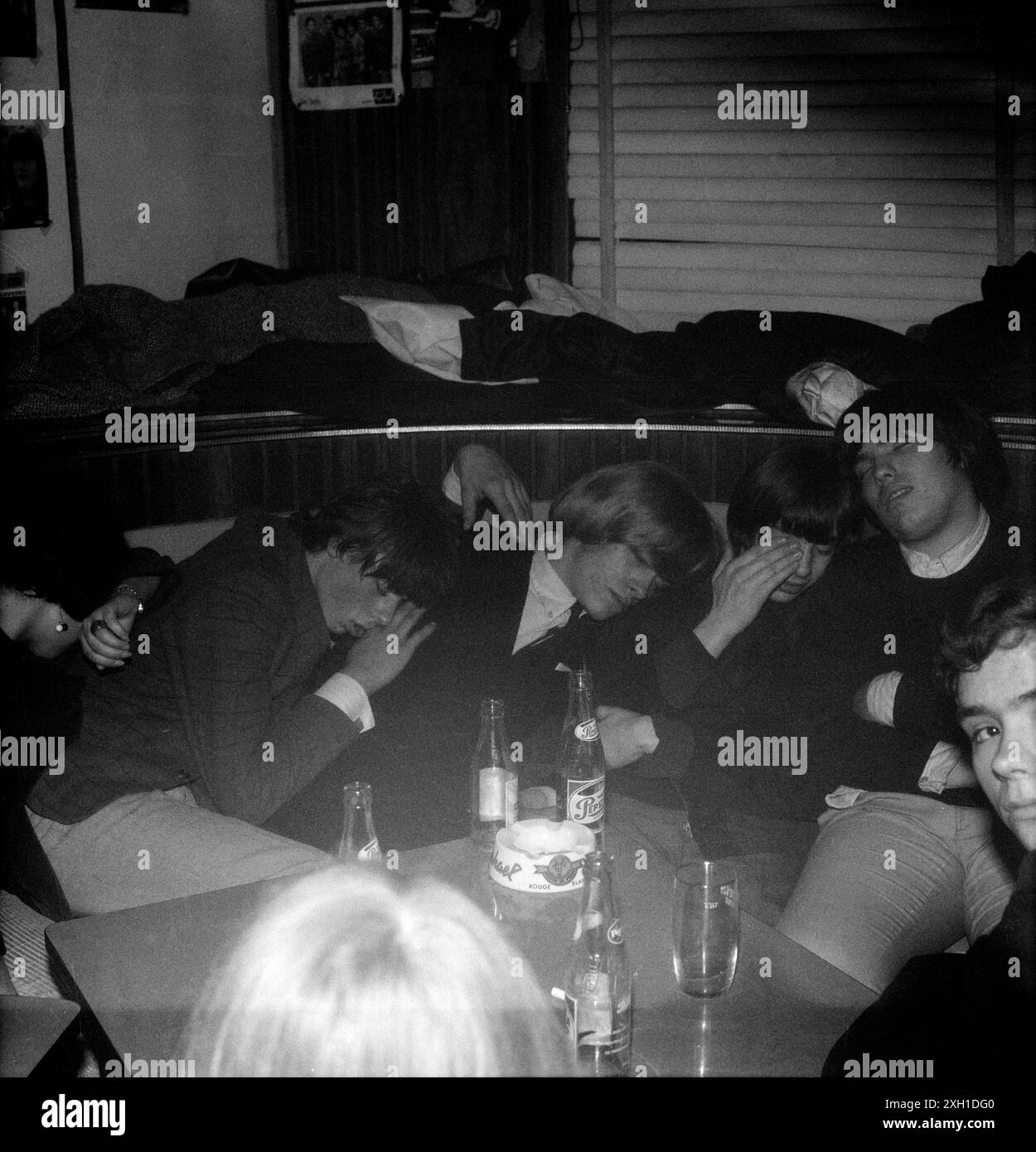 Spettatori addormentati al Golf-Drouot di Parigi, 1964. Foto Stock