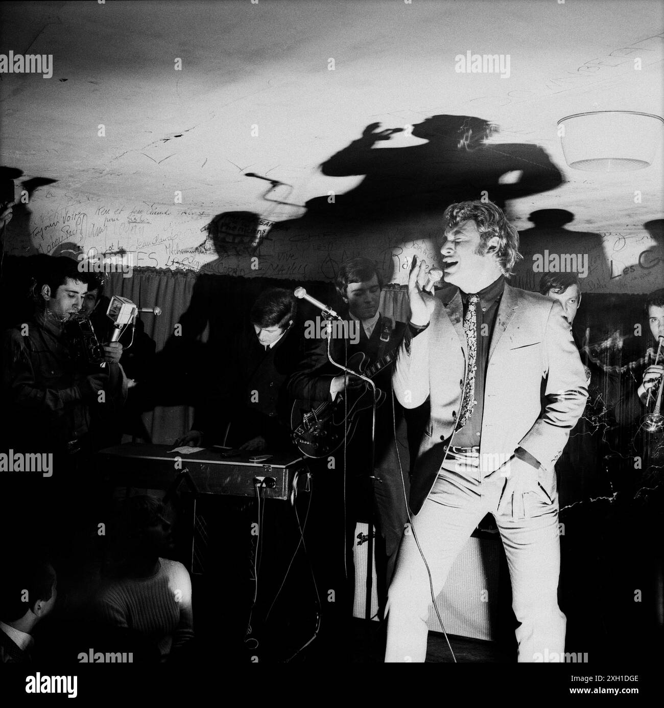 Johnny Hallyday sul palco con Micky Jones, Eddie Vartan e Gilles Pellegrini al Golf-Drouot di Parigi, il 27 febbraio 1966. Foto Stock