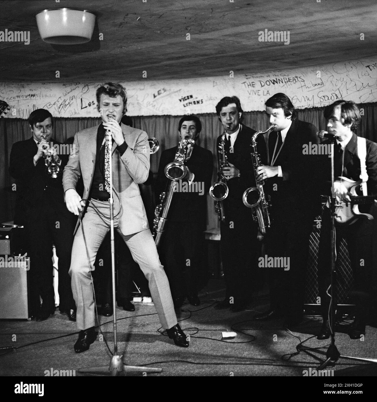 Johnny Hallyday sul palco con Micky Jones, Eddie Vartan e Gilles Pellegrini al Golf-Drouot di Parigi, il 27 febbraio 1966. Foto Stock