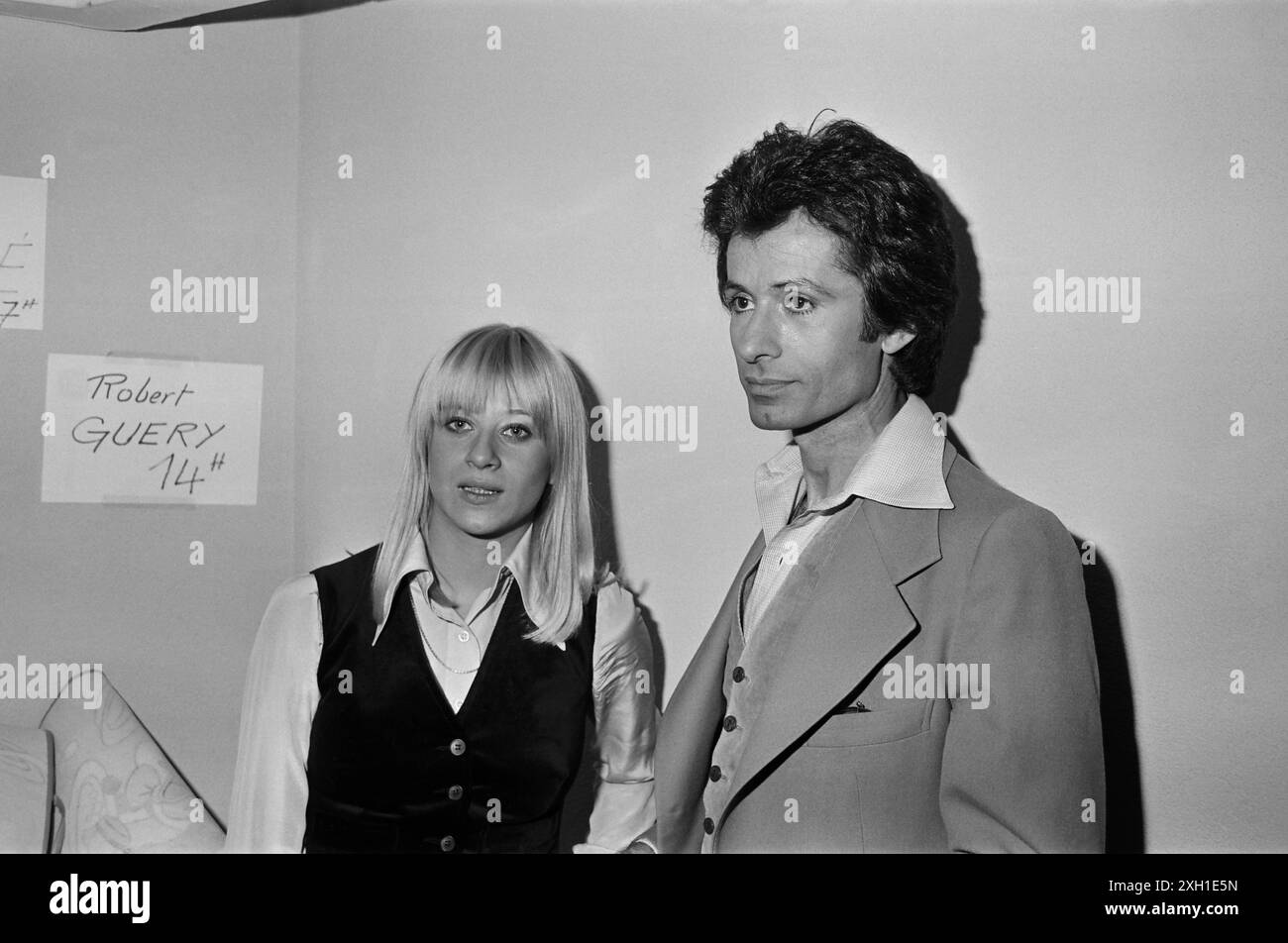 Catherine Ferry e George Chakiris nel backstage di una sfilata di moda all'Espace Cardin di Parigi, 1976 Foto Stock