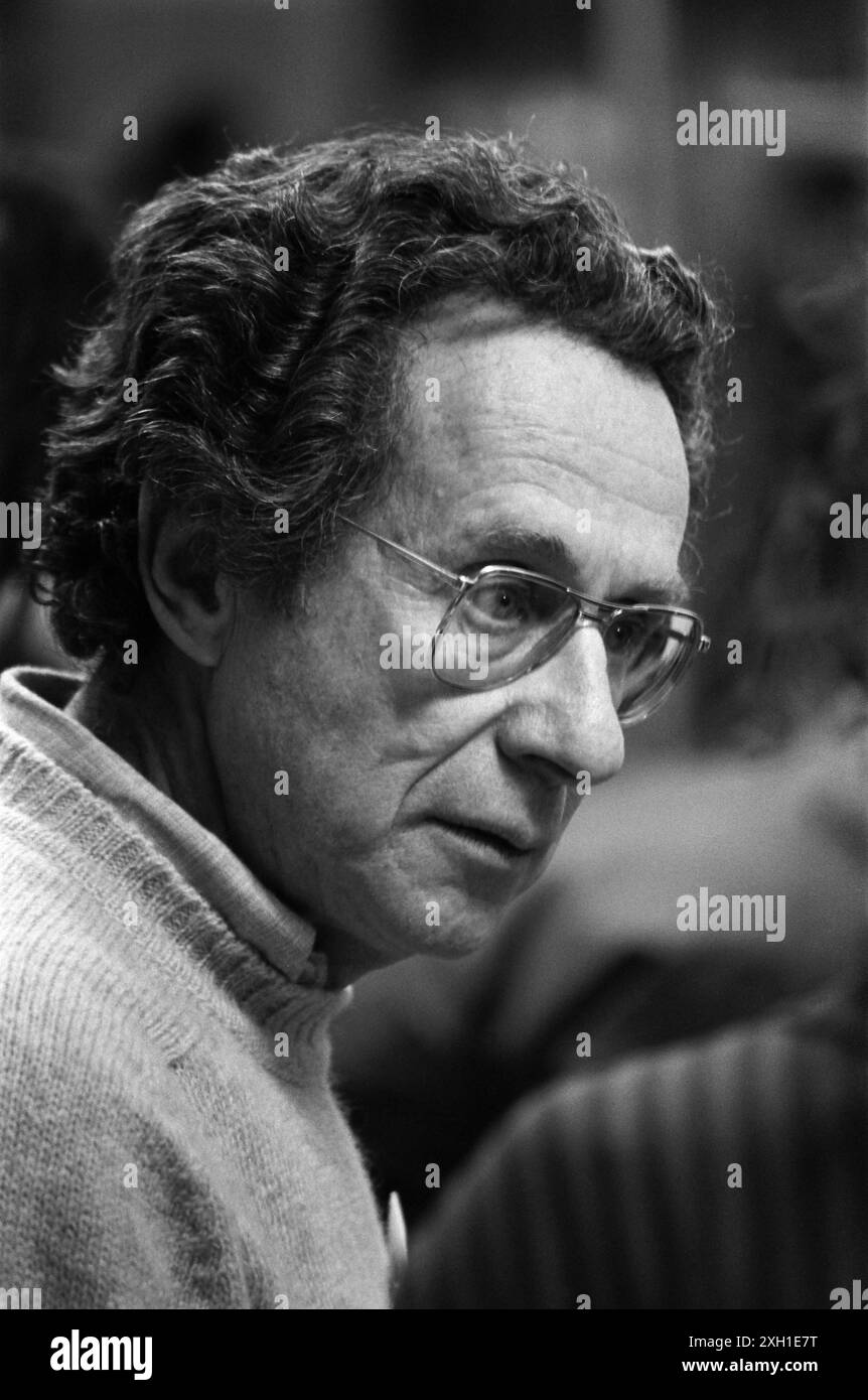 Il regista Arthur Penn nel 1985 a Parigi, sul set del suo film "Target". Foto Stock