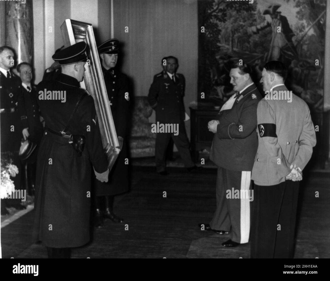 Hermann Göring mostra un dipinto confiscato al leader tedesco Adolf Hitler intorno al 1940 Foto Stock